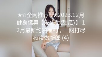 网红性感美女勾引无事溜达的大叔路边草地上野战 还没射被骑马路过的人破坏了