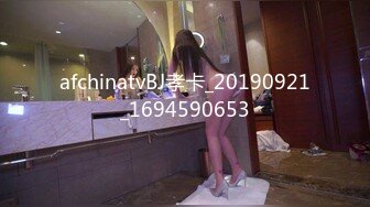 高颜值美女姐妹花闺房挑逗,女女磨豆腐,两人B2B来回摩擦,甚是诱人