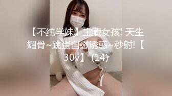 女学生在被占用的厕所前尿尿 (3)