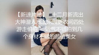 人妻双手撑在床上被男人不停的狂操着，老汉推车式