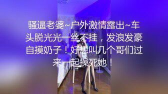 双飞漂亮美女身材苗条细长腿穿上黑丝白丝享受帝王般服务逼逼换着操貌似逼操多了很难射还要手机边看小电影边操