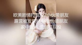 厕拍大神潜入美食城内女厕偷拍顾客和服务员尿尿地面常年擦的十分光亮，反射的大屁股和真屁股遥相对应