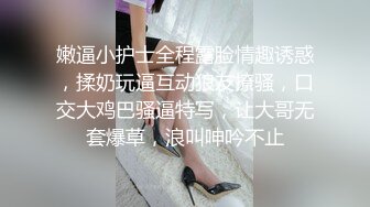 洞中偷窥隔壁漂亮小嫂子听着小曲光屁屁洗衣服