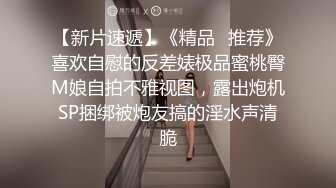 欲求不满的御娘，弄得到处都是淫水，黑丝爆裂抽插阴道，淫水飞溅喷得地上都是