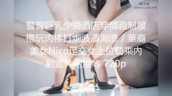 餐厅女厕近距离偷窥牛仔短裤美女的小嫩芯