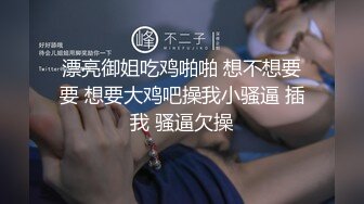 乖巧的蝴蝶逼小少妇让小哥玩弄，逼逼里灌水洗干净才舔，嘴里叼着鸡巴让小哥抠穴，沙发上抱着草精彩又刺激[