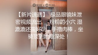 老婆黑色小高跟镜子前给我口交