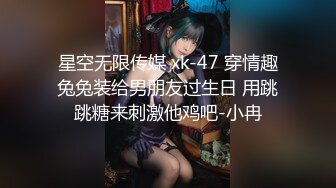   熟女探花老哥专攻人妻熟女，黑丝大屁股骚女，很会玩翘起自摸勾引，半脱下裤子揉骚穴