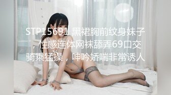 潜入公司女厕偷拍漂亮的美女前台 人很漂亮就是B有点黑