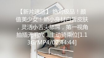 黑客破解家庭网络摄像头偷拍身材不错的白领姐姐洗完澡全裸在客厅晃悠擦护肤露