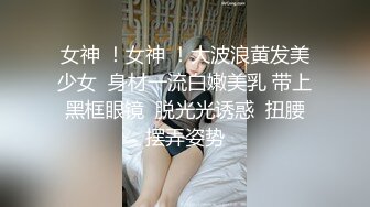 酒店女厕偷拍美女服务员只顾玩手机转圈围拍