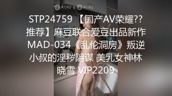 家庭网络摄像头被黑TP苗条身材坚挺大奶漂亮妹子光着身子坐在地板上镊子硬拔阴毛搞的阴部都红了