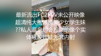 两个麻花辫极品颜值女神新人下海，没穿内裤掰穴特写，快速揉搓小穴搞得很湿，尿尿在盆里，淫语骚话娇喘呻吟