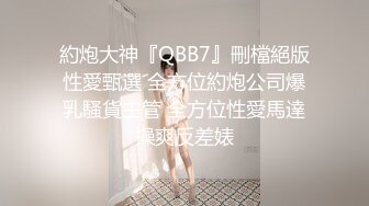  睡觉中的妹妹！被窝里拉起来激情3P！苗条身材贫乳，一个操逼一个插嘴，怼着小穴猛操