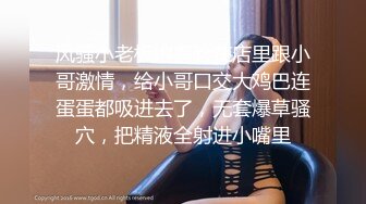 熟女阿姨偷情老外 又舔又亲 被无套输出 完事还送阿姨一条裙子 非常开心