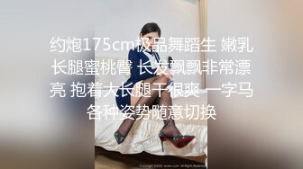 守候在公园厕所，还真等来了一位萌萌哒美女，听到脱下内裤声音，干净偷溜进去在门外拍嘘嘘 没白等！