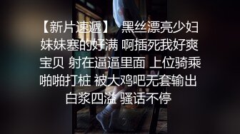 颜值小婊妹露脸，撅着屁股给狼友看逼里塞个AV棒自慰，长相清纯奶子翘挺非常敬业的女主播吃着外卖还自慰