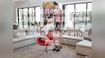  烈焰红唇漂亮小姐姐翘起内衣单腿网袜蹲着抓屌吸吮，扒开内裤自慰，假屌抽插一脸享受