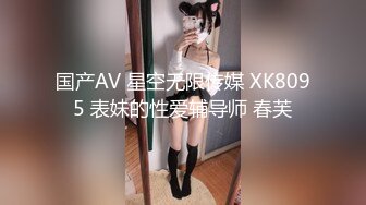 家庭摄像头，美艳妈妈赤裸奶子和小儿子卧室玩耍，怀着二胎，儿子拿零食给妈妈吃，边吃边玩手机，熄灯后右手拿得是什么？