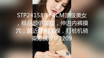 《魔手外购极品CP》快餐店女厕定点全景偸拍络绎不绝的小姐姐方便，几款阴毛挺性感，小美女抠逼闻闻味儿 (7)