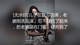 商场一路跟踪抄底极品JK裙黑丝美女❤️竟然没穿内裤人美B更美