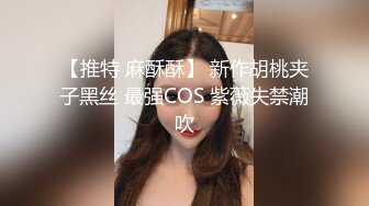 颜值不错妹子开裆牛仔裤诱惑给炮友口交，跳蛋塞逼车内掰穴特写非常粉嫩