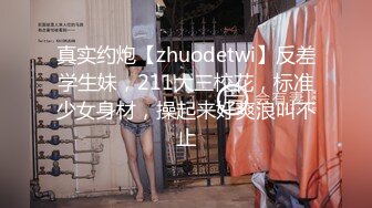 女上露脸面对大鸡鸡，发情少妇使劲往逼里塞