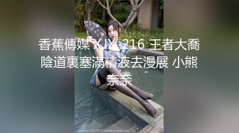 妈妈和女儿一起骚，丝袜情趣装诱惑全程露脸大秀，双头道具互相抽插浪荡呻吟，抠逼自慰淫水覆盖无毛逼好性感