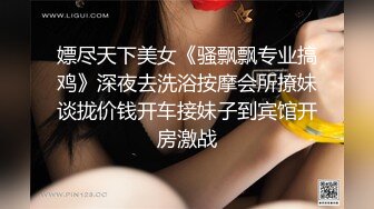 漂亮美女夜晚短裙户外露出，整根大鸡巴粘在护栏就抽插小穴，不远处还有位大爷在工作，刺激死了！