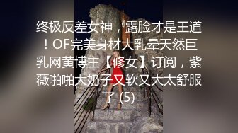  大逼少妇精彩展示，全程露脸抠逼玩弄高潮喷水不断，水果塞逼里，深喉大鸡巴