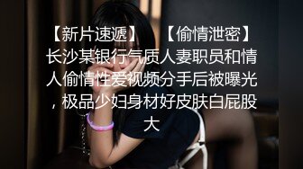 牛人超近距离拍少妇尿尿 几乎碰到阴唇