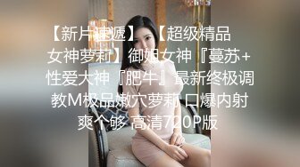 【MP4/HD】性感露奶情趣装！18CM假屌深喉到底，大肥臀地上骑坐，搞得骚逼好湿