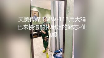 粉裙美艳少妇和家人逛公园 性感蕾丝透明内裤包裹肉臀前C微透黑森林弯腰撅臀裆部有湿痕很诱惑