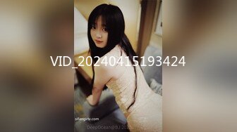 娇小身材00后妹子和男友公厕啪啪，马桶上掰穴扶着扶手后入抽插