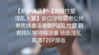 大红唇新人骚女被两大汉3P，白丝袜丁字裤，翘起屁股看穴，两根JB轮流舔