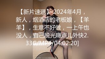 牛逼小哥镜头前演绎8000块找少女破处，还有脱光衣服的娘们站岗，棉签插逼验货手指抠出血，大鸡巴硬草干哭