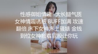 00后小美女就是娇嫩可人，穿着宽大T恤坐在腿上