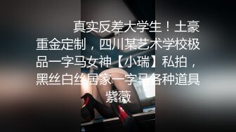  人妻榨汁机跟两个年轻小哥激情3P给狼友看，淫乱的房间被两个小哥各种玩弄，揉奶玩逼道具玩弄