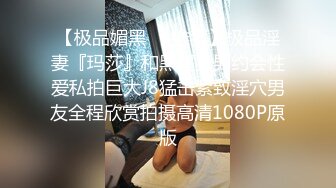 金发00后嫩妹被瘦子胖子轮流操，花臂纹身尖尖小奶子，扶着屁股后入猛顶，深喉插嘴，瘦子操完胖子继续干