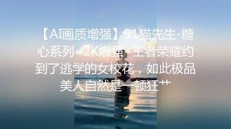 大哥的小女人露脸颜值不错，非常乖巧听话让大哥扒光了玩弄，先舔乳头再舔鸡巴和蛋蛋，无套抽插直接内射