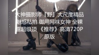 【新片速遞】无毛白虎一线天小妹撅着屁股让大哥玩逼，先给逼逼和菊花吸跟烟，道具抽插菊花，扩阴器看骚穴特写道具玩弄