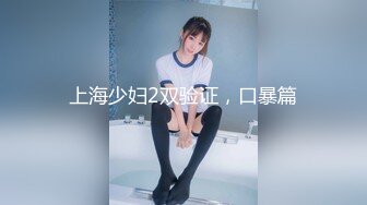 牛仔短裤大奶妹，掰穴手指扣逼特写口交，翘起屁股后入大屁股猛烈撞击