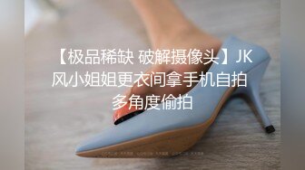 ,趁机灌醉她们,扒光她衣服享受她们光滑白嫩的身体