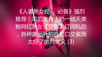 小美女已经受不了了 倚着桌角在干什么呢