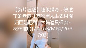 【新片速遞】 商场女厕全景偷拍两个美女的肥鲍鱼❤️卧槽!无意中发现还有一个小伙也在趴下看美女的B